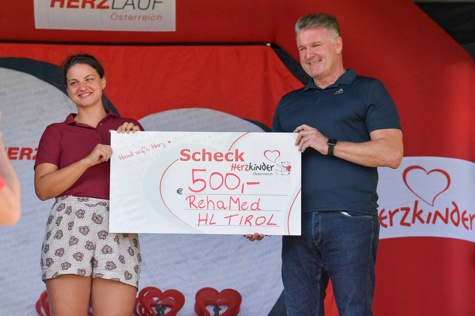 Herzlauf23_Marlene-scheck Scheckübergabe Reha Innsbruck an die Herzkinder Österreich
